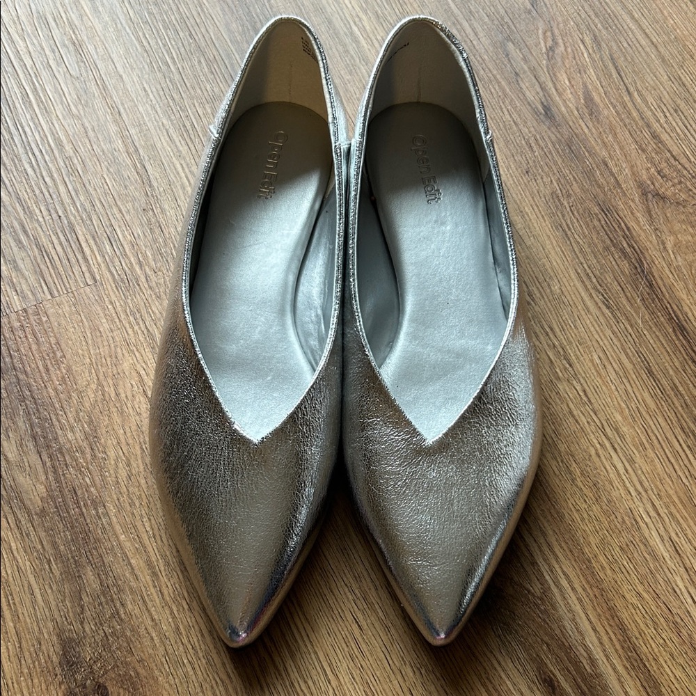 NWT Chic Silver Pointed Flats
